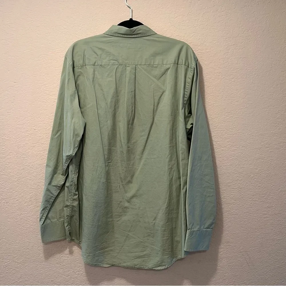 *30off3*NWOT. Banana Republic Button Down Dress Shirt. Relaxed Fit. Size Medium.